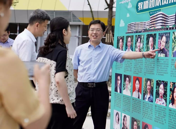 【成都東辰】溫江區(qū)馬烈紅區(qū)長(zhǎng)一行調(diào)研東辰外國(guó)語學(xué)校開學(xué)準(zhǔn)備情況