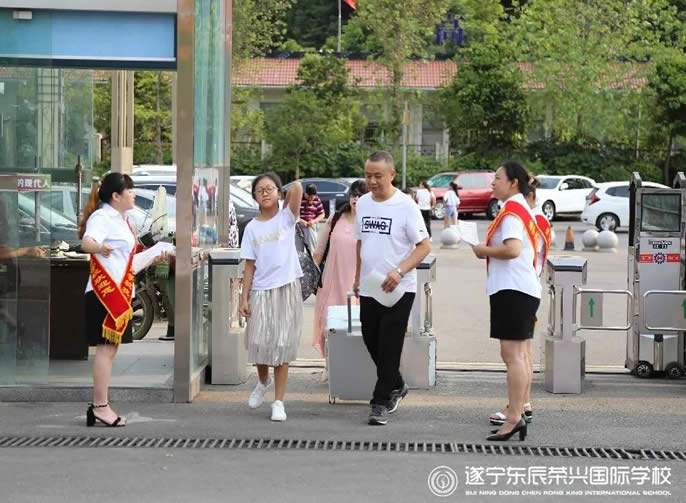 是什么，倏忽劃過(guò)心頭，留下瞬間光彩？?是什么，靜靜澆灌心田，培植甘甜記憶？?是什么，輕輕扣開(kāi)心扉，帶來(lái)永恒美麗？是這難忘的軍訓(xùn)生活！