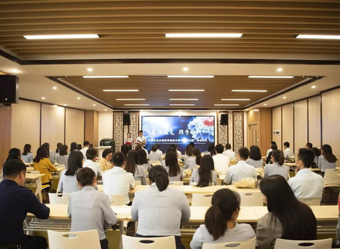 【成都東辰】良師益友，攜手同行||成都東辰外國語學(xué)校初中部“青藍(lán)工程”活動(dòng)暨師徒結(jié)對儀式