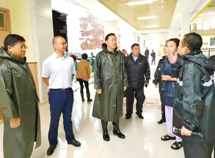 暴雨無(wú)情 人間有愛(ài)丨樂(lè)山東辰為你遮風(fēng)擋雨