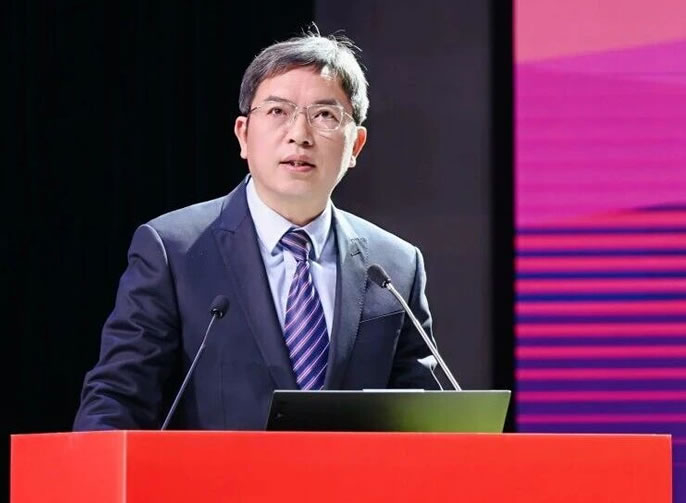 以洞見和創(chuàng)新去擁抱未來丨東辰教育集團(tuán)楊建平總校長新年獻(xiàn)詞